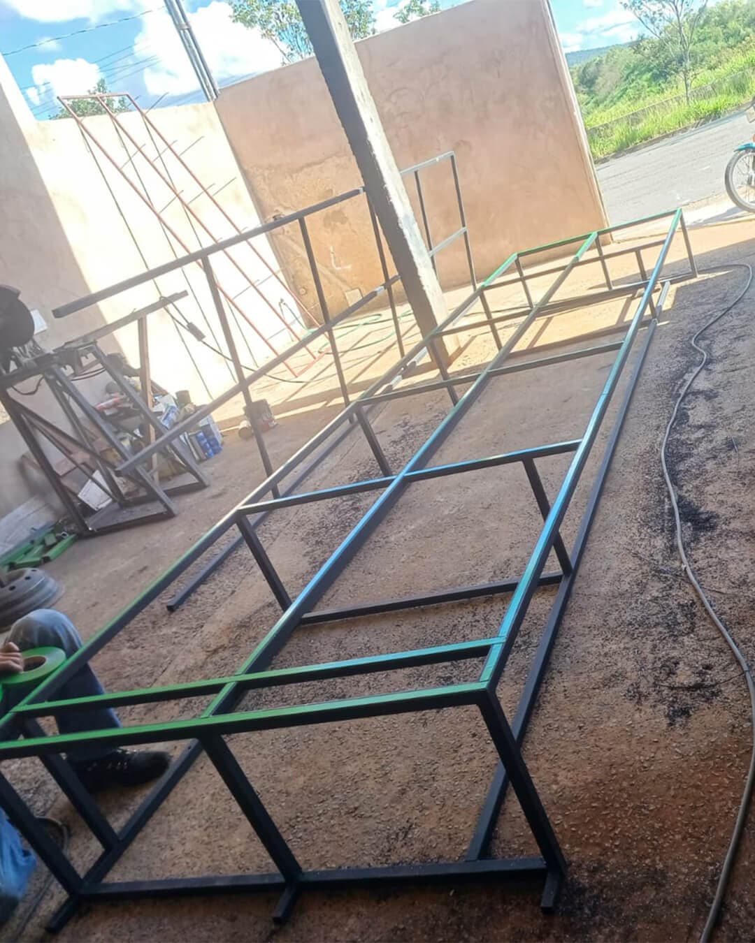 Estruturas metálicas soldadas e pintadas em fabricação no pátio da serralheria